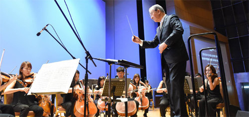 김인호 한국무역협회 회장이 협회 창립 70주년 기념 음악회에서 오케스트라 특별 지휘자로 나서 차이콥스키의 ‘슬라브 행진곡’을 지휘했다. 한국무역협회 제공