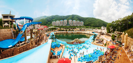 “이것이 월드 클래스 워터파크의 위용.” 강원 홍천의 푸른 녹음과 어우러진 오션월드의 탁트인 전경. 정면에 있는 어트랙션은 파도를 타고 수로를 내려가는 재미를 즐기는 슈퍼 익스트림 리버다. 사진제공｜오션월드