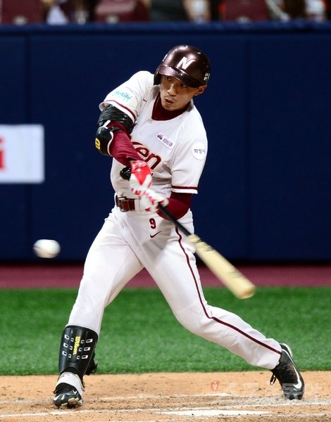 박정음은 올 시즌 혜성처럼 등장한 넥센의 비밀명기다. 이를 악물고 그라운드를 누비는 모습에 그를 응원하는 목소리도 점차 늘어가고 있다. 이제 박정음의 다음 목표는 1군 붙박이 주전이 되는 것이다. 스포츠동아DB