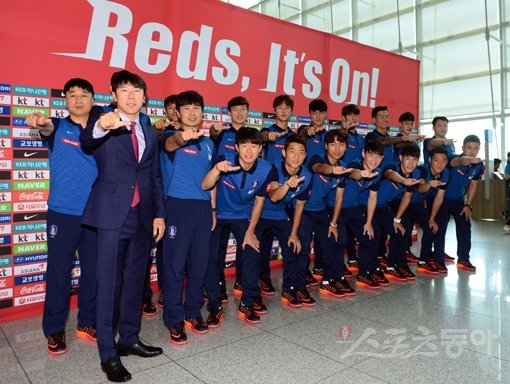 올림픽축구대표팀이 18일 인천국제공항을 통해 2016리우데자네이루올림픽이 열릴 브라질로 출국했다. 대표팀은 브라질 상파울루에 베이스캠프를 차리고 올림픽 본선 준비에 본격 돌입한다. 신태용 감독(앞줄 왼쪽 끝)을 비롯한 선수단이 필승을 다짐하고 있다. 인천국제공항｜ 김민성 기자 marineboy@donga.com