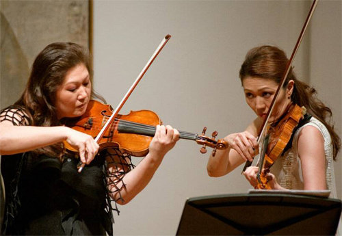 바이올린 이중주는 ‘소프라노 이중창’처럼 화음을 맞추기가 어렵다. 줄리아드 음악원 출신인 앤절라 전(왼쪽)과 제니퍼 전 자매는 30년간 바이올린 이중주의 정상 자리를 지키고 있다는 평가를 받는다. 이들의 클래식CD는 발매되면 20만∼30만 장씩 팔리는 스테디셀러다. 앤절라는 이지적 음색이, 제니퍼는 감성적 연주가 탁월하다는 평가다. 앤절라, 제니퍼 전 제공