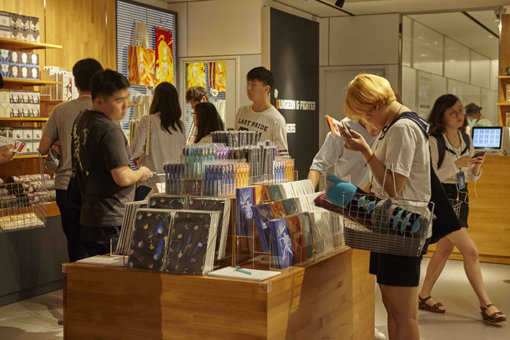 넥슨에서는 인기 게임 ‘던전앤파이터’와 ‘사이퍼즈’의 캐릭터 상품을 판매하는 공식 팝업스토어를 오픈했다. 서울 동대문 현대시티아울렛에서 8월25일까지 운영된다. 사진제공｜넥슨