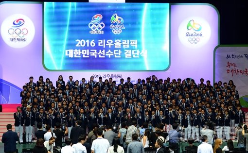 2016리우데자네이루올림픽에 출전할 대한민국 선수단이 19일 서울 송파구 올림픽홀에서 결단식을 마쳤다. 이날 행사에는 황교안 국무총리 등 각계 주요 인사들이 참석했다. 올림픽공원｜ 김진환 기자kwangshin00@donga.com