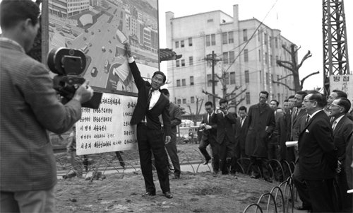1966년 서울 세종로 지하도 공사현장에서 김현옥 당시 서울시장(가운데 손 올린 사람)이 공사 개요를 설명하고 있다. 서울역사박물관 제공