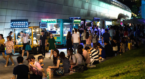 9일 오후 서울 중구 동대문디자인플라자(DDP) 인근 광장서 열린 ‘서울 밤도깨비 야시장’에서 시민들이 푸드트럭에서 산 음식을 즐기며 휴식을 취하고 있다. 서울시 제공