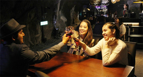 경기 광명시 광명동굴 안에 마련된 와인레스토랑에서 외국인 관광객들이 와인을 마시고 있다. 광명시 제공
