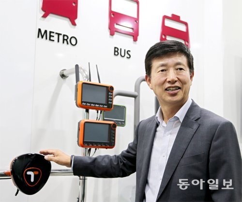 신승영 에이텍티앤 사장이 버스, 지하철, 택시 등에 쓰이는 교통카드 시스템의 기능에 대해 설명하고 있다. 박경모 기자 momo@donga.com