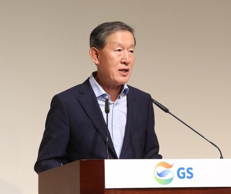 허창수 GS그룹 회장이 20일 서울 강남구 논현로 GS타워에서 열린 3분기 임원모임에 참석해 임원들을 상대로 내부역량 강화를 통한 혁신을 당부하고 있다. GS그룹 제공