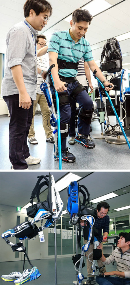 본보 김성규 기자가 19일 오전 경기 의왕시 철도박물관로 현대자동차중앙연구소에서 하반신 마비 환자를 위한 현대차의 의료용 로봇 
‘H-MEX’를 체험하고 있다. 아래 사진은 노인이나 장애인 등 근력이 약한 사람들의 보행을 돕는 로봇 ‘H-LEX’. 
현대자동차 제공