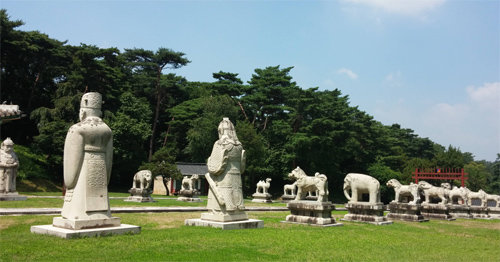 일제의 식민지배 의도가 담겨 있는 유릉의 석물들.