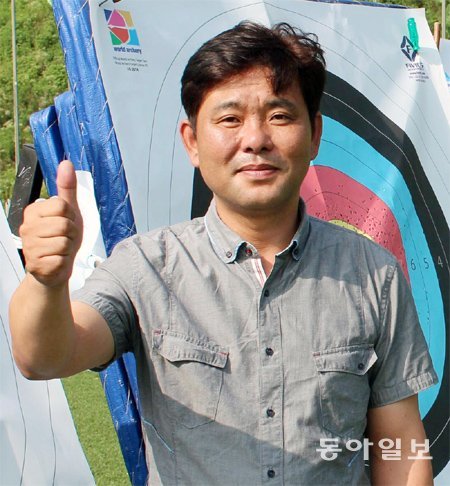김성은 광주여대 양궁부 감독이 리우 올림픽에서 기보배와 최미선의 선전을 바라면서 엄지를 세워 보이고 있다. 이종석 기자 wing@donga.com