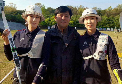 4월 열린 리우 올림픽 국가대표 최종 선발전에서 각각 1, 2위를 한 뒤 김성은 광주여대 감독과 기념사진을 찍고 있는 최미선(오른쪽)과 기보배(왼쪽). 김성은 감독 제공