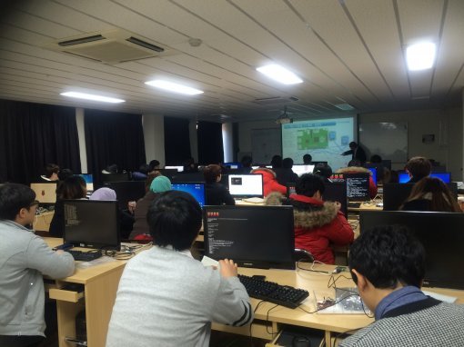 영산대 사이버보안학과 학생들의 IoT(사물인터넷) 수업 장면.