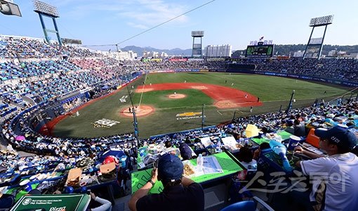 2016시즌 KBO리그는 500만 관중을 넘어서 역대 최초 800만 관중을 향해 순항하고 있었다. 그러나 승부조작 사실이 드러나면서 프로야구를 향해 성원을 아끼지 않았던 팬들은 충격에 빠졌다. 스포츠동아DB