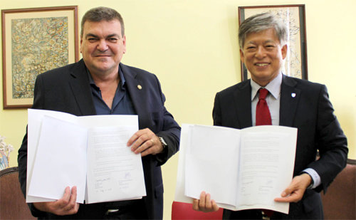 염재호 고려대 총장(오른쪽)과 구스타보 코브레이로 수아레스 아바나대 총장이 20일 아바나대에서 포괄적 학술 교류협정을 맺고 기념촬영을 하고 있다. 고려대 제공
