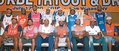 21일 미국 라스베이거스에서 열린 한국농구연맹(KBL) 외국인 선수 드래프트에서 선발된 선수들이 기념촬영을 하고 있다. 라스베이거스=사진공동취재단