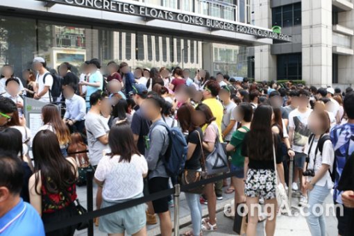 서울 강남대로 쉐이크쉑 버거 1호점을 찾은 이들이 줄을 서서 기다리고 있다. 사진=동아닷컴 방지영 기자 doruro@donga.com