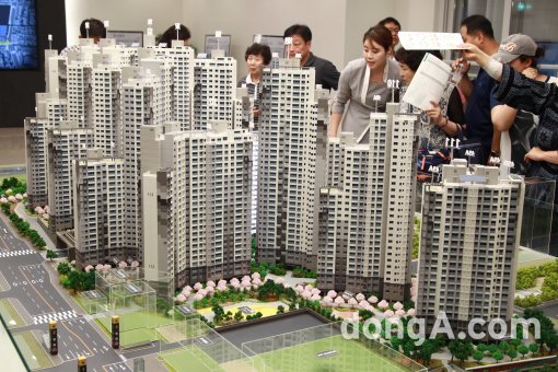 22일 서울 송파구 장지동 래미안갤러리 본보기집 방문객들이 안내원의 설명을 듣고 있다.