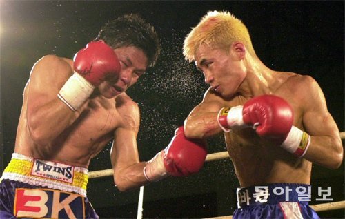 2001년 1월 세계복싱평의회(WBC) 라이트플라이급 챔피언 최요삼(오른쪽)이 서울 센트럴시티에서 도전자인 태국의 소르자투롱을 맞아 2차 방어전을 치르고 있다. 최요삼이 7회 KO승을 거두었다. 동아일보DB