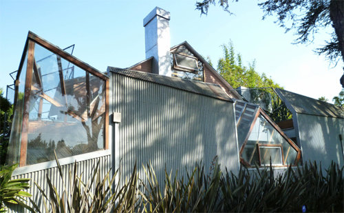 건축가 프랭크 게리가 1977년 사들여 개조한 미국 캘리포니아 자택. 1920년대 세워진 고택의 원형을 살리며 나무합판, 아연판 등 저렴한 재료를 비정형으로 가공해 외피로 썼다. 미메시스 제공