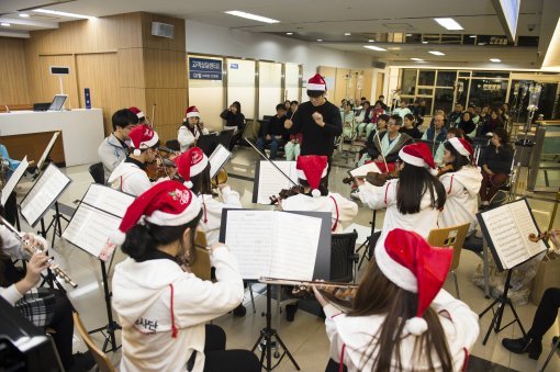 경희대 후마니타스칼리지의 독립연구 과목을 듣는 ‘메리오케스트라’팀이 지난해 12월 경희의료원에서 ‘환우를 위한 공연’을 펼치고 있다. 경희대 제공