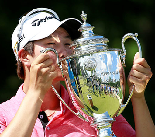 아마추어 유망주 성은정이 24일(한국시간) 미국 뉴저지 주 패러머스의 리지우드 골프장에서 끝난 제68회 US여자주니어챔피언십에서 45년 만에 2연패 달성이라는 쾌거를 이뤘다. 우승 뒤 트로피에 입을 맞추고 있는 성은정. 사진제공 ｜ 스포티즌