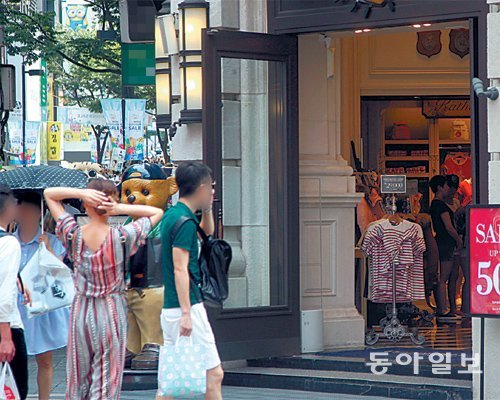 폭염주의보가 내려진 19일 서울 명동 일대 상점들이 문을 활짝 열고 영업을 하고 있다. 양회성 기자 yohan@donga.com