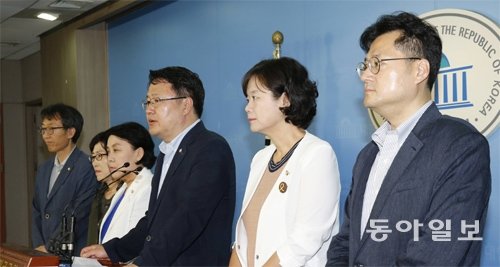 국회 ‘가습기 살균제 사고 국정조사 특별위원회’가 25일부터 옥시레킷벤키저(현 RB코리아) 등에 대한 현장조사에 착수한다. 
국민의당 송기석 의원(오른쪽에서 세 번째) 등 특위 소속 야 3당 위원들이 24일 국회 정론관에서 활동 계획을 설명하고 있다. 홍진환 기자 jean@donga.com