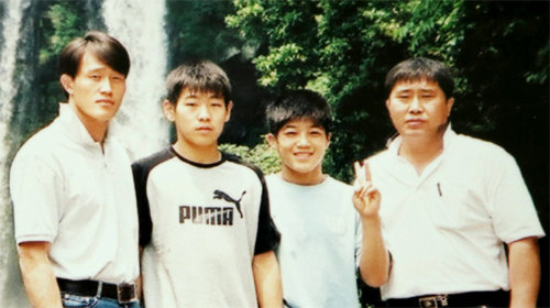 2003년 평원중 시절 전국대회를 위해 제주도를 찾은 최호순 코치(왼쪽)와 김현우(왼쪽에서 세 번째). 최호순 코치 제공