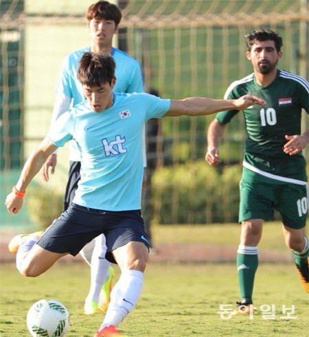 우울한 평가전 올림픽 축구대표팀의 이창민(앞)이 25일 브라질 상파울루에서 열린 이라크와의 평가전에서 패스를 하고 있다. 대표팀은 이날 이라크의 거친 몸싸움에 고전한 끝에 0-1로 졌다. 상파울루=김재명 기자 base@donga.com