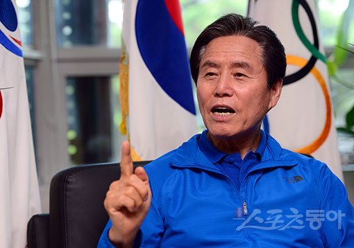 2016리우데자네이루올림픽 선수단 본진이 27일 새벽 브라질로 출국했다. 선수단 총감독을 맡고 있는 최종삼 태릉선수촌장은 “선수 스스로 후회가 남지 않는 대회로 기억되길 바란다”고 격려했다. 태릉선수촌 ｜ 김종원기자 won@donga.com