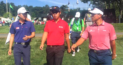 리우데자네이루 올림픽 한국 남자골프 대표팀의 최경주 코치(오른쪽)와
안병훈(가운데), 왕정훈이 메이저 대회인 PGA챔피언십을 앞둔 26일 올림
픽 작전을 이야기하고 있다. IMG 제공