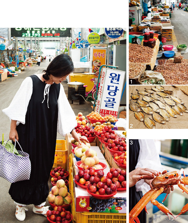 1 보리멸치도 영덕의 특산물. 
볶아 먹어도 조려 먹어도 맛있다.
2 영해 전통시장에서 
가장 많이 보이는 물가자미.
3 홍게는 쪄서도 먹고, 한 박스씩 사가서 냉동실에 얼려두고 라면에도 넣어 먹고 
손님상에도 올린다.