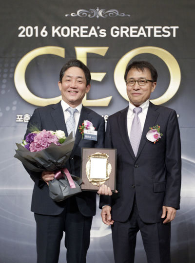 ‘2016 대한민국 CEO 대상’을 수상한 농심켈로그 한종갑 대표이사(사진 왼쪽).