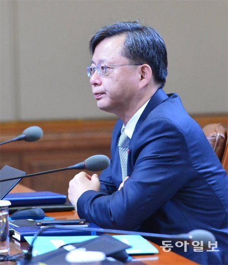 국민의당 박지원 비대위원장은 우병우 민정수석 특별감찰이 성과를 내기 어렵다며 자진사퇴후 검찰 수사를 거듭 촉구했다.
