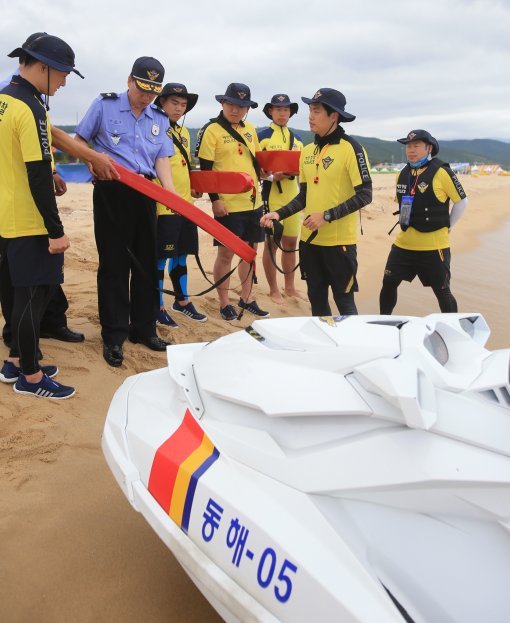 본격적인 휴가철을 맞아 해상사고 안전기간을 맞아 동해해양경비안전본부장(경무관 박찬현)은 21일부터 강원 영동 북부권에 있는 속초, 낙산해수욕장과 강원 남부권에 위치한 경포, 망상해수욕장을 방문하여 해상구조대 운영 및 안전관리 현황을 점검하고 사고예방을 위해 현장 근무자들을 격려했다.동해본부 박찬현 본부장은 “해상구조대 근무자를 격려하면서 여름철 피서객들이 많이 찾는 이곳이 그들의 안전한 휴식처가 되도록 적극적인 자세로 근무에 임하고 물놀이사고 예방 및 사고발생에 신속 대응할 수 있는 태세를 유지해 줄 것”을 당부하였다.
   이어 해수욕장 현장에서 해상구조대의 활동상을 점검하는 한편 지자체 안전요원과 협력하여 한건의 사고가 발생하지 않도록 철저한 근무를 지시했다.
동해본부장은 “해수욕장 개장기간 동안 해양경찰은 최일선에서 국민이 안전한 여가를 즐길수 있도록 안전확보에 최선을 다할것”이라고 말했다.   
해수욕장 물놀이 사고 예방을 위해 안전점검은 7월말부터 8월중순까지 진행된다.