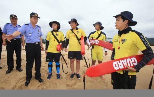 본격적인 휴가철을 맞아 해상사고 안전기간을 맞아 동해해양경비안전본부장(경무관 박찬현)은 21일부터 강원 영동 북부권에 있는 속초, 낙산해수욕장과 강원 남부권에 위치한 경포, 망상해수욕장을 방문하여 해상구조대 운영 및 안전관리 현황을 점검하고 사고예방을 위해 현장 근무자들을 격려했다.동해본부 박찬현 본부장은 “해상구조대 근무자를 격려하면서 여름철 피서객들이 많이 찾는 이곳이 그들의 안전한 휴식처가 되도록 적극적인 자세로 근무에 임하고 물놀이사고 예방 및 사고발생에 신속 대응할 수 있는 태세를 유지해 줄 것”을 당부하였다.
   이어 해수욕장 현장에서 해상구조대의 활동상을 점검하는 한편 지자체 안전요원과 협력하여 한건의 사고가 발생하지 않도록 철저한 근무를 지시했다.
동해본부장은 “해수욕장 개장기간 동안 해양경찰은 최일선에서 국민이 안전한 여가를 즐길수 있도록 안전확보에 최선을 다할것”이라고 말했다.   
해수욕장 물놀이 사고 예방을 위해 안전점검은 7월말부터 8월중순까지 진행된다.