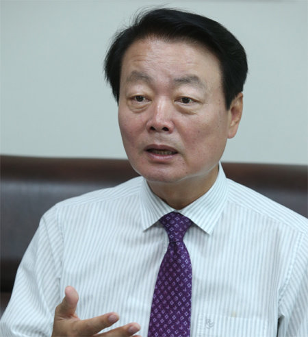 ● 한선교 의원(57) △대일고, 성균관대 물리학과 △MBC 아나운서, SBSMC △17∼20대 국회의원(4선) △2011년 한국프로농구연맹 총재 △당 대변인, 홍보본부장, 국회 미래창조과학방송통신위원회 위원장