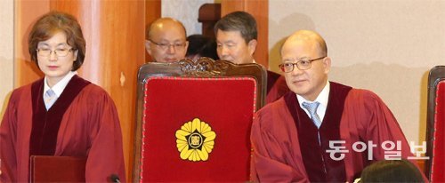 박한철 헌법재판소장(오른쪽)과 이정미 헌법재판관이 28일 ‘부정청탁 및 금품 등 수수의 금지에 관한 법률(김영란법)’ 위헌 여부에 대한 결정을 선고하기에 앞서 서울 종로구 북촌로 헌법재판소 대심판정에 들어서고 있다. 원대연 기자 yeon72@donga.com