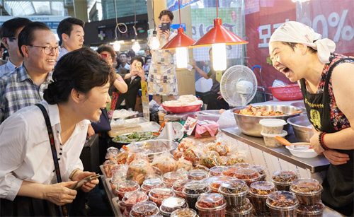 박근혜 대통령이 휴가 중인 28일 울산 남구 신정시장을 방문해 한 상인과 반갑게 인사하고 있다. 청와대 제공