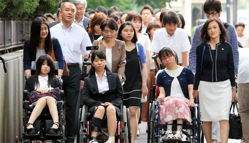 일본에서 자궁경부암 백신 접종으로 부작용에 시달리던 여성들이 제약사와 국가를 상대로 집단소송을 제기했다. 27일 원고단이 도쿄지방재판소로 향하고 있다. 아사히신문 제공
