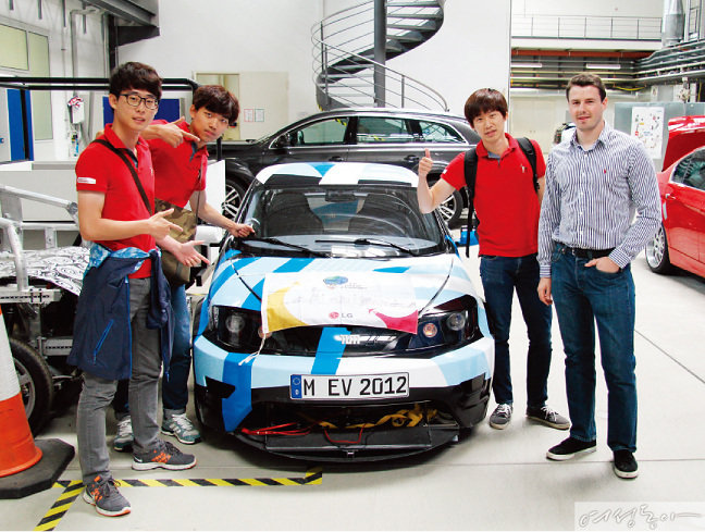 대학시절 친구들과 LG글로벌챌린저에 선발돼 ‘전기 상용차’를 주제로 
독일을 탐방한 김영민 씨(오른쪽 두번째)는 현재 LG에 입사해 전기차 배터리 시스템 연구 업무를 담당하고 있다.