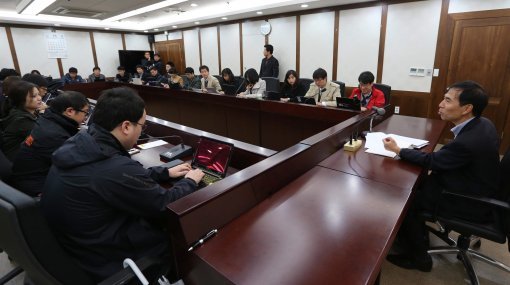 2012년 11월 11일 특임검사로 임명된 김수창 법무연수원 연구위원이 서울서부지검에서 간담회를 열어 기자들의 질문에 답하고 있다.