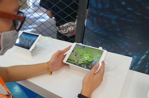 차이나조이 2016 현장에서 슈판워를 즐기는 관람객 (사진=게임동아)