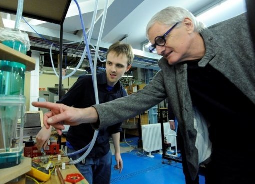 대학생들과 직접 소통, 교류하는 제임스 다이슨