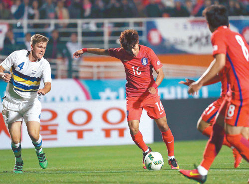 태극마크만 달면 ‘펄펄’ 올림픽 축구대표팀의 미드필더 문창진(가운데)이 지난달 30일 브라질 상파울루에서 열린 스웨덴과의 평가전에서 왼발 슛을 시도하고 있다. 문창진이 2골을 넣은 한국은 3-2로 승리했다. 상파울루=올림픽사진공동취재단