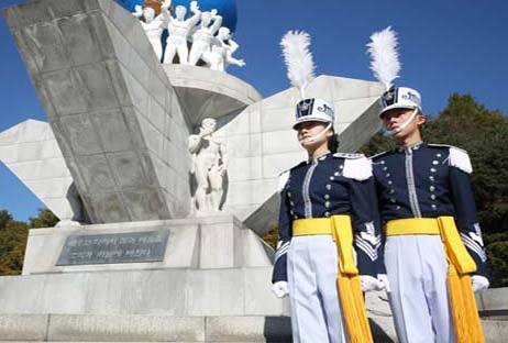 내년도 입학예정인 육군과 공군 사관학교 경쟁률이 사상 최고치를 기록한 가운데 여학생 경쟁률은 삼사 모두 역대 최고치를 기록했다.