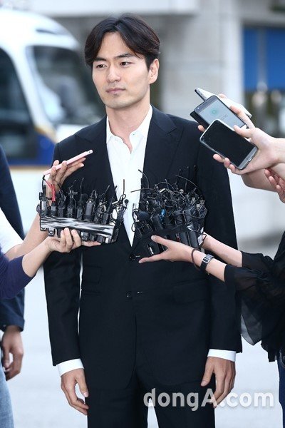 배우 이진욱은 성폭행 혐의를 벗었으며 외려 그를 고소한 여성은 무고혐의로 사전구속영장이 청구됐다.