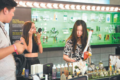 케이콘 행사에서 한 외국인이 한국 화장품을 체험하고 있다. CJ그룹 제공