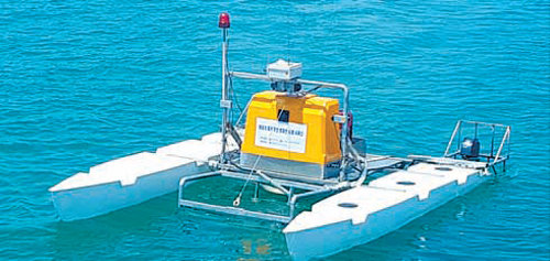 해파리 무인청소기로 불리는 무인방제선이 1일 전남 고흥군 도덕면 용동마을 앞 득량만 해상에서 해파리 제거 작업을 벌이고 있다. 해양수산부 제공